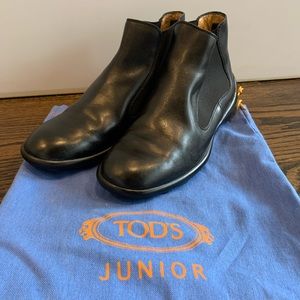 Tod’s Junior black leather booties size 31